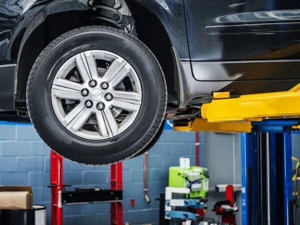 Una macchina sollevata da un sollevatore auto
